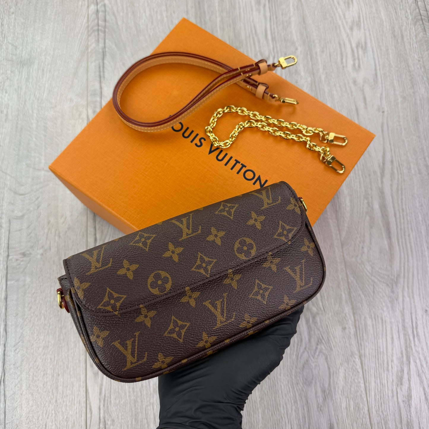 Louis Vuitton Women’s Ivy Wallet On Chain Bag