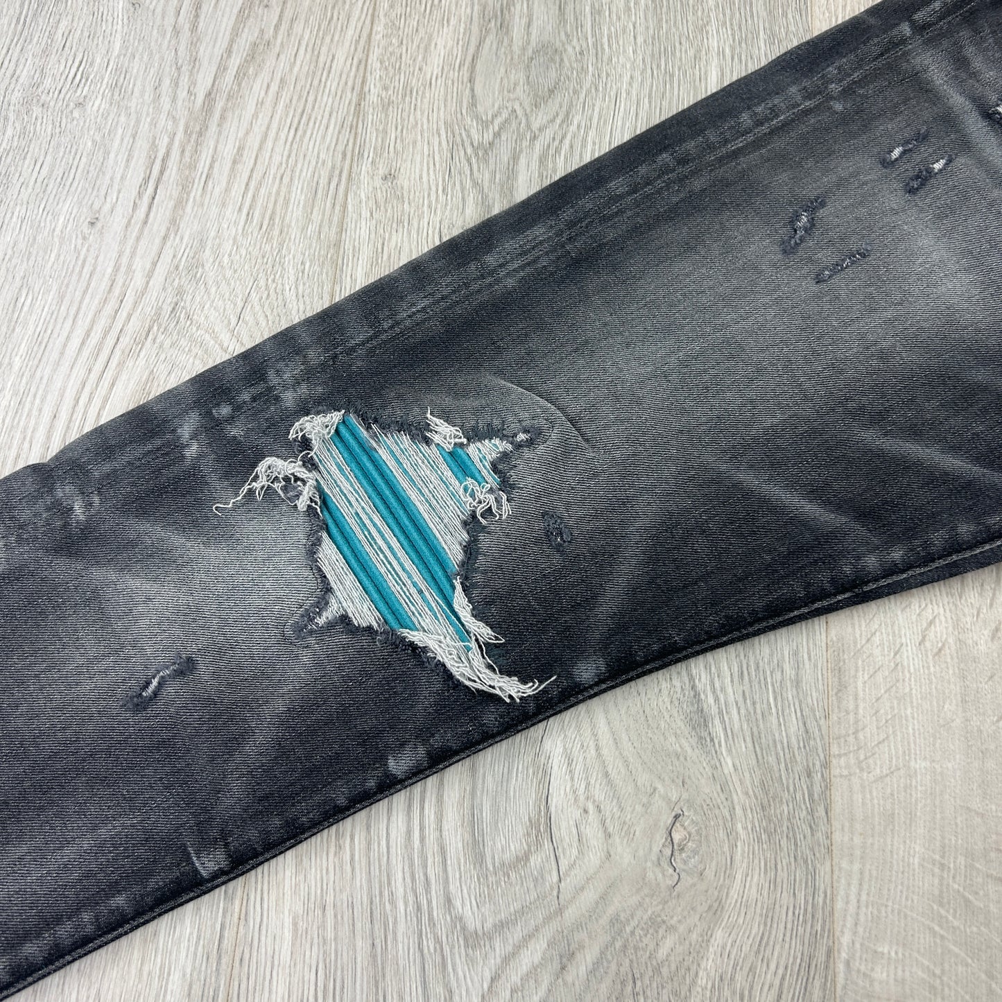 Amiri Men’s MX1 Black Distressed Jeans Blue Patch