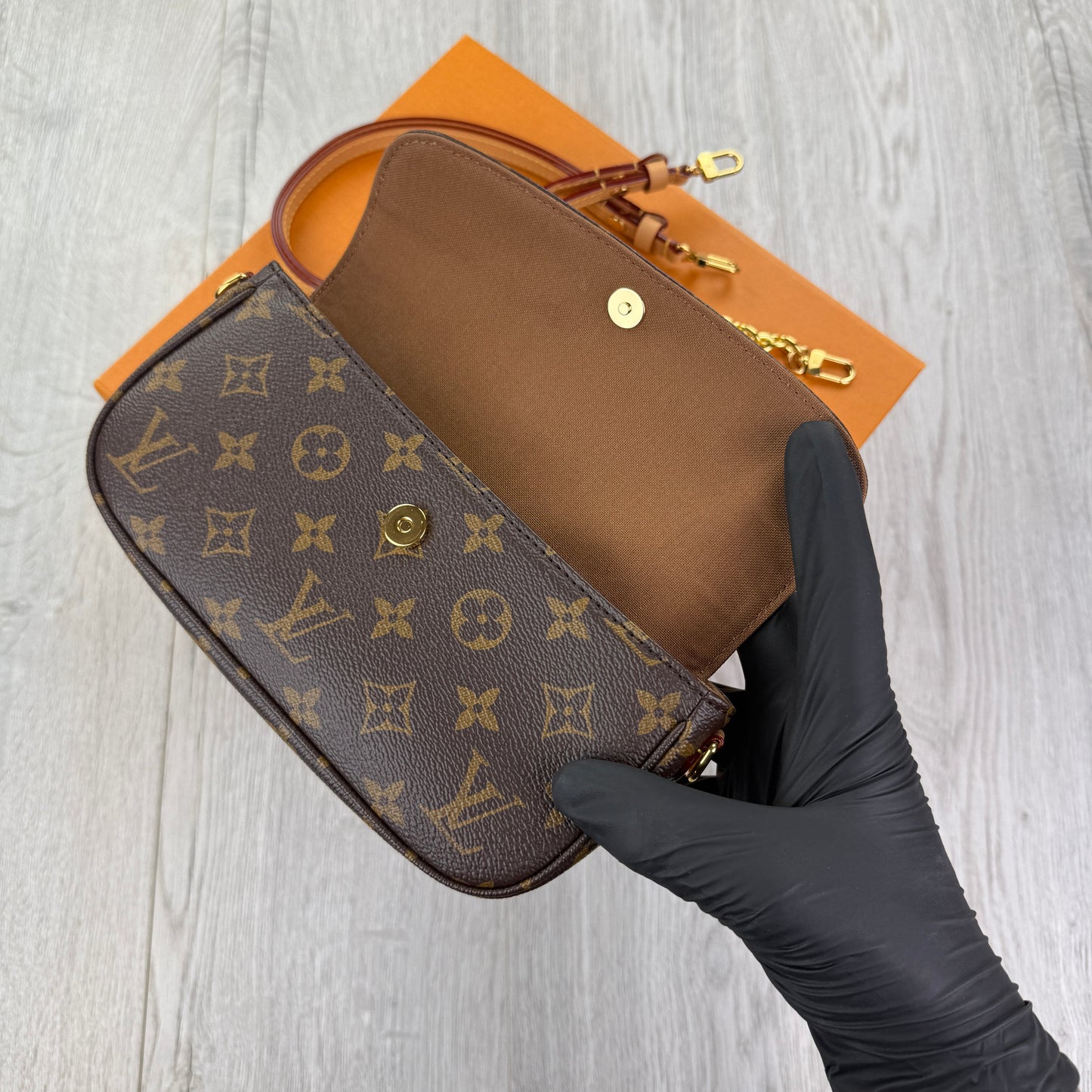 Louis Vuitton Women’s Ivy Wallet On Chain Bag