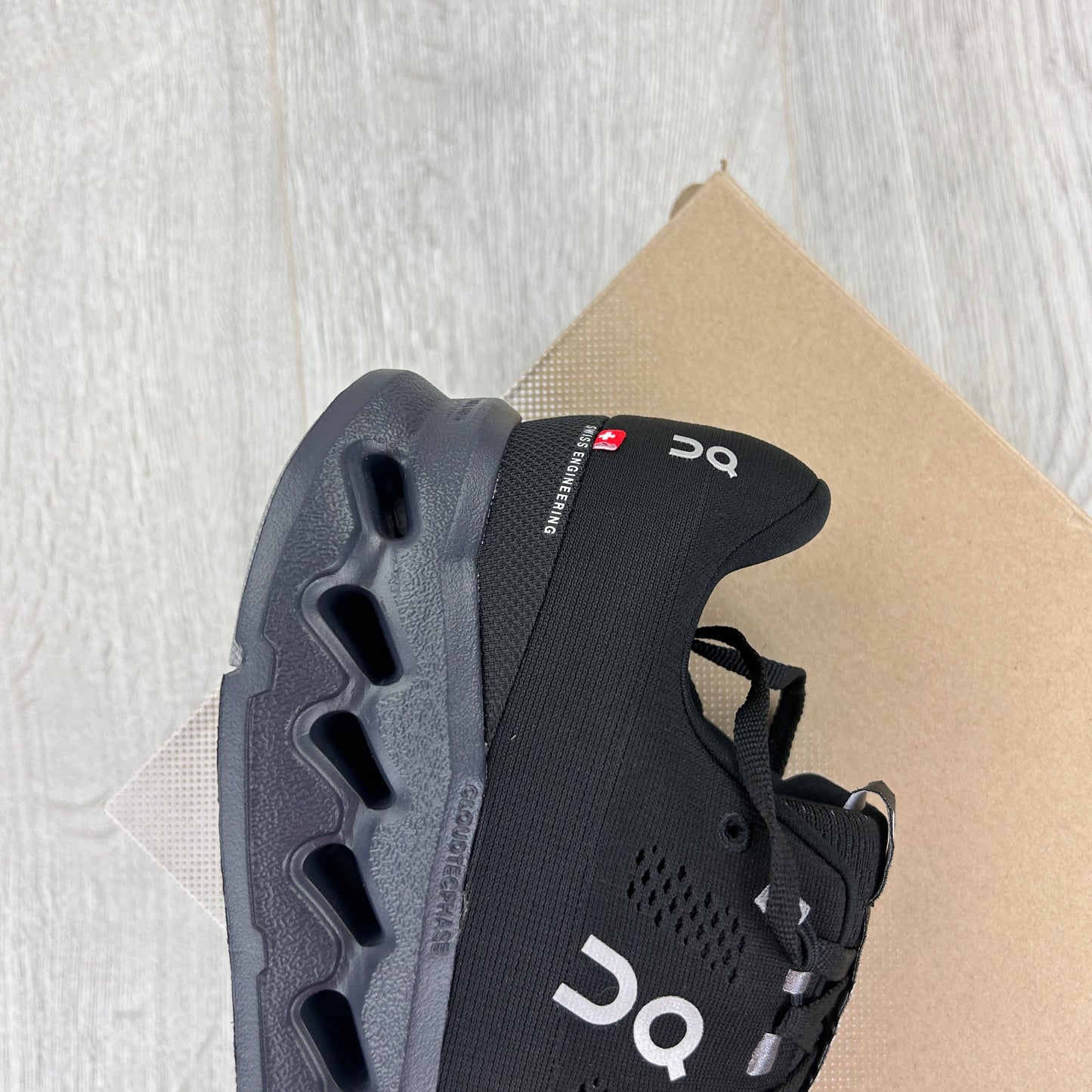 On Running Cloud Surfer Mesh Black Runners