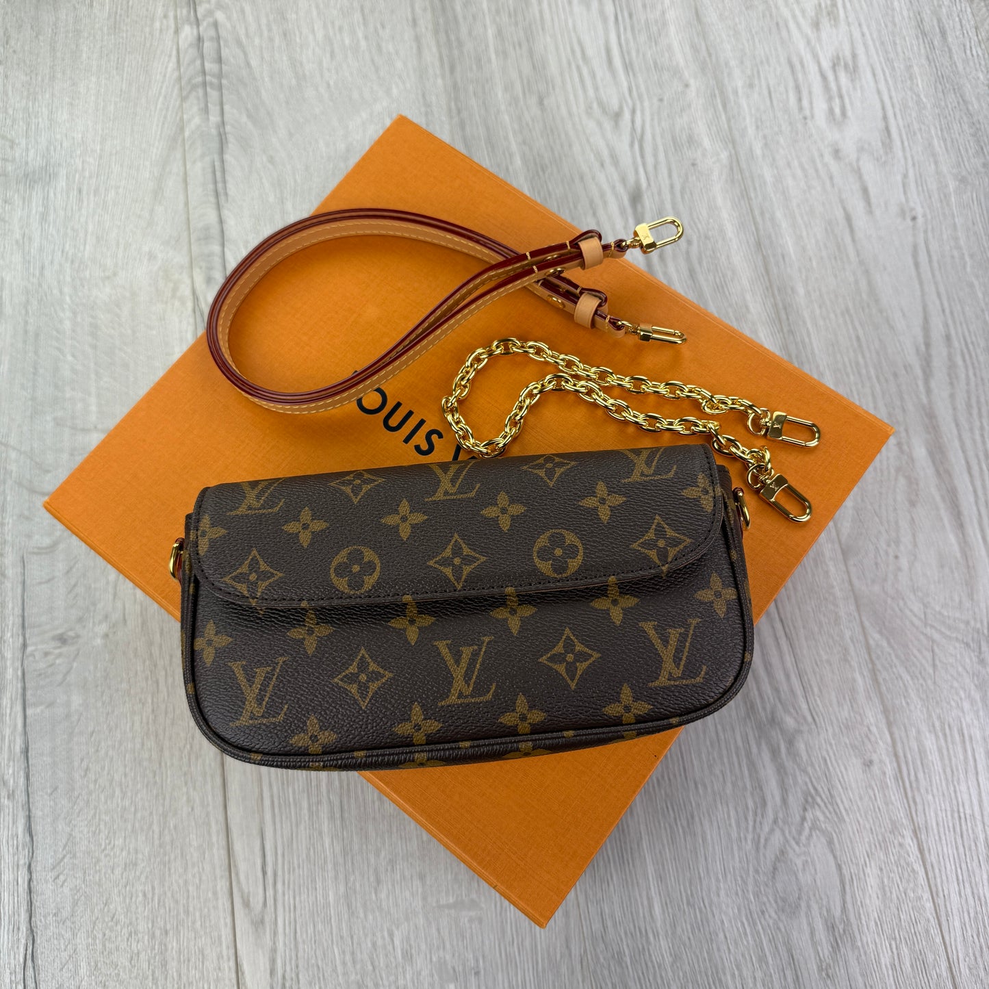 Louis Vuitton Women’s Ivy Wallet On Chain Bag