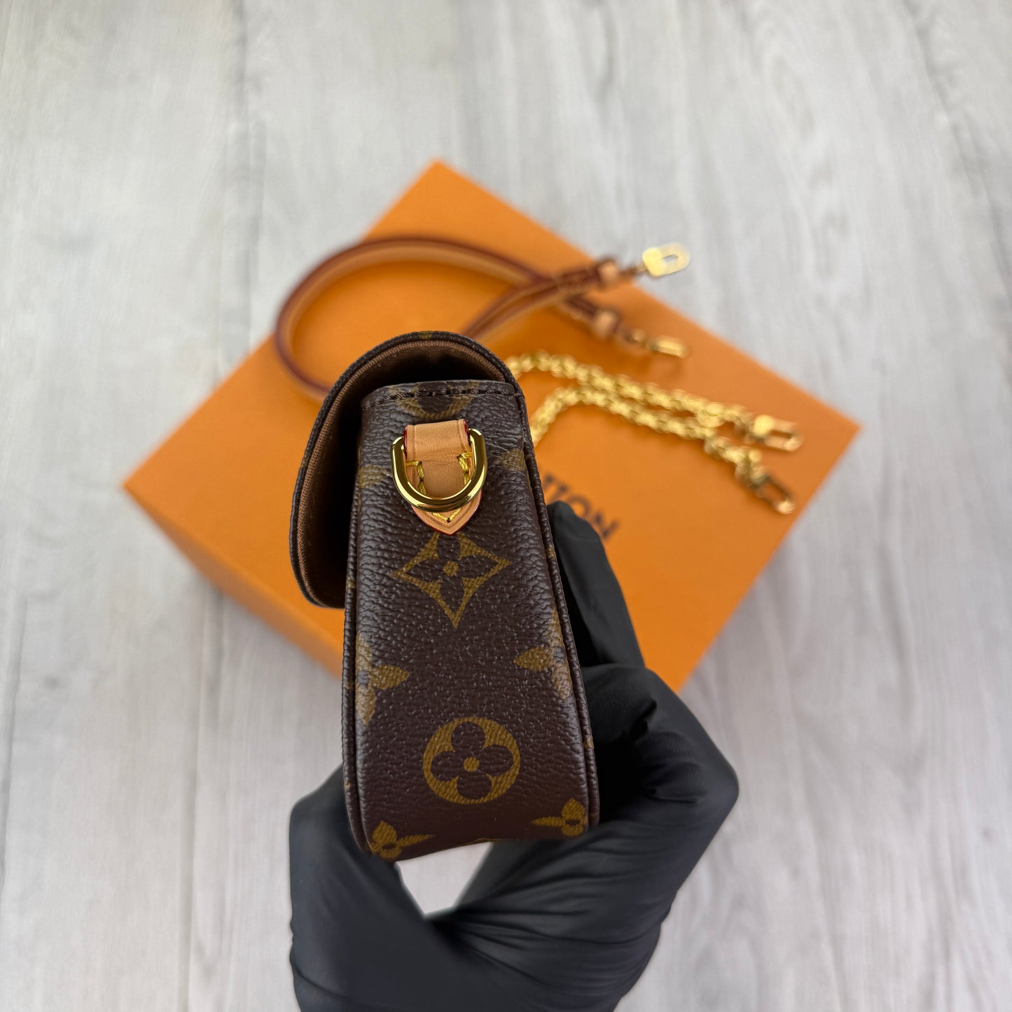 Louis Vuitton Women’s Ivy Wallet On Chain Bag