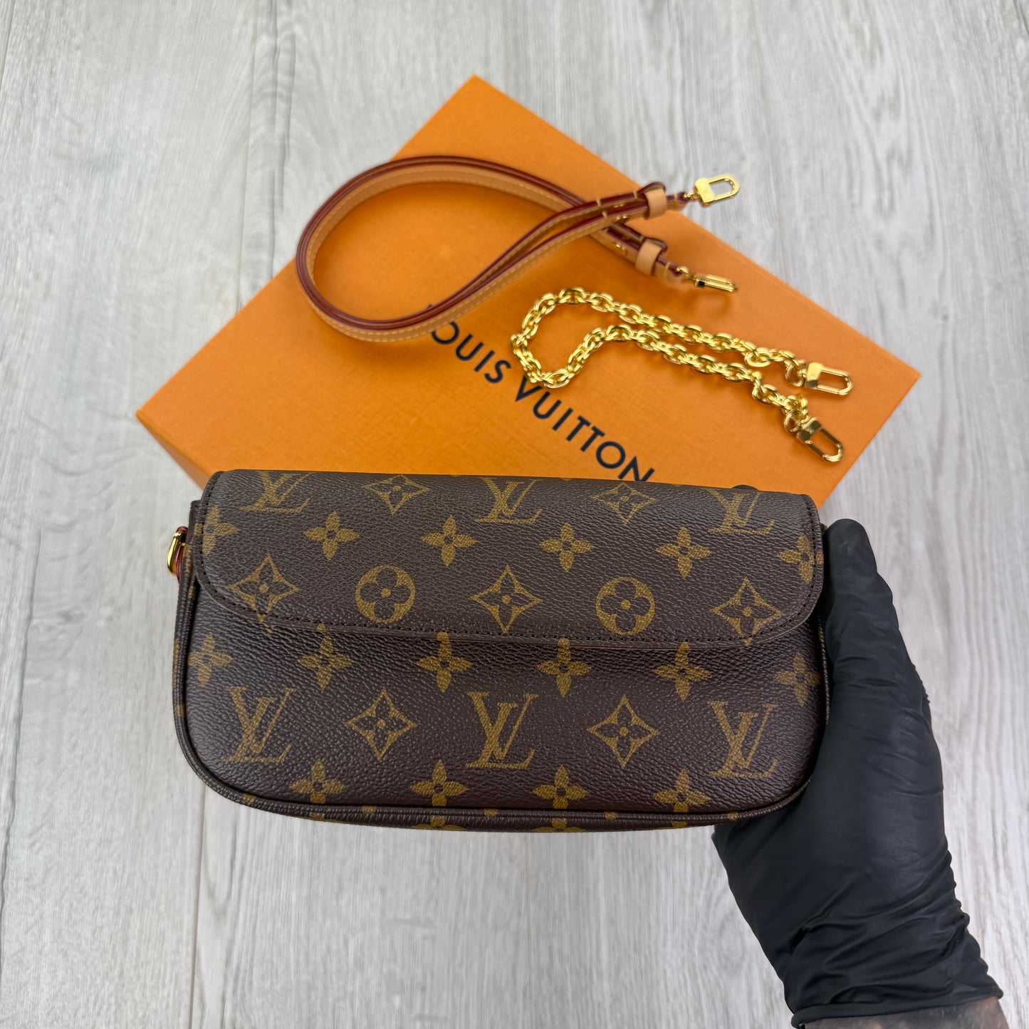 Louis Vuitton Women’s Ivy Wallet On Chain Bag