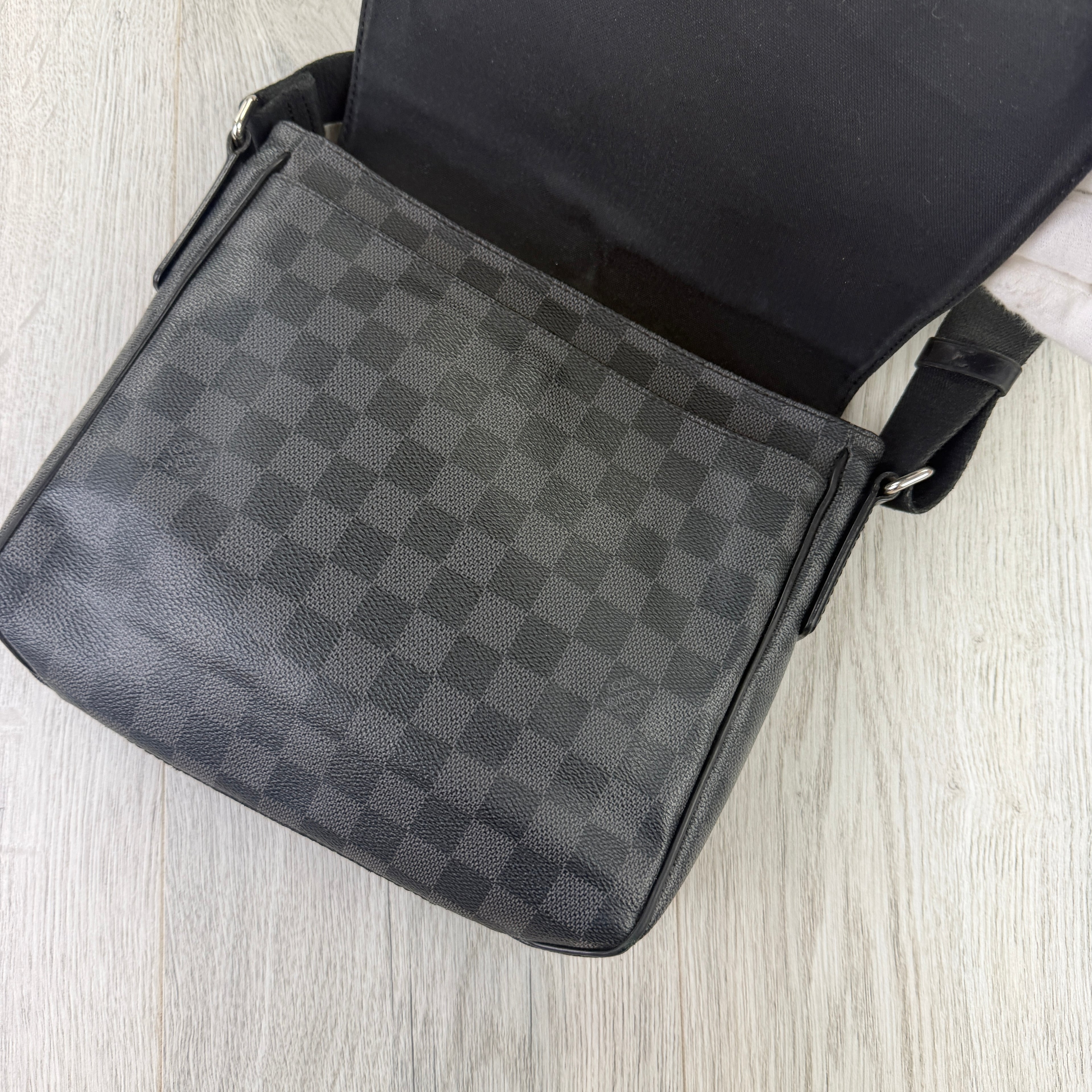 Louis Vuitton Men’s Black Damier Small Messenger Bag