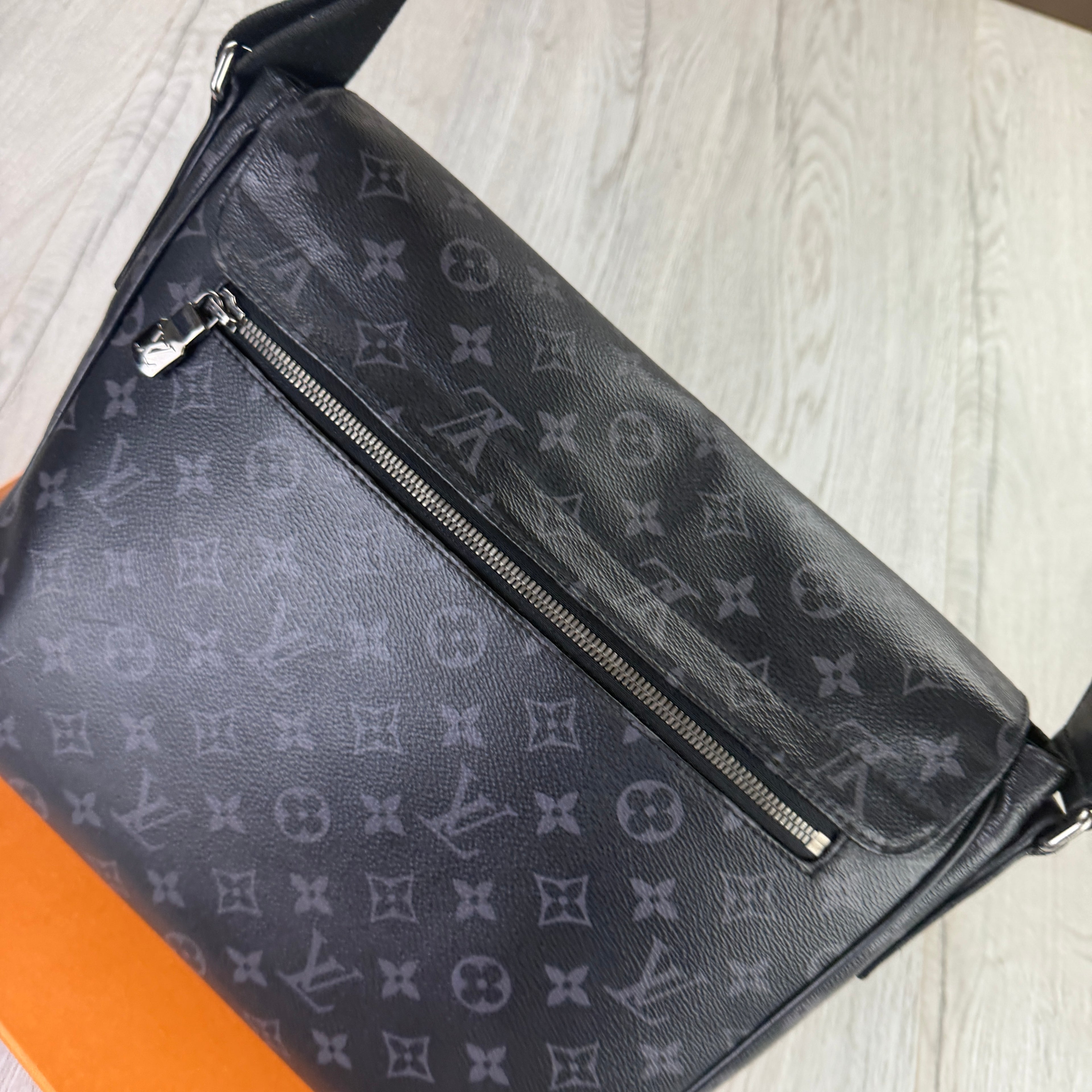 Louis Vuitton Men’s Large Black District MM Messenger Bag