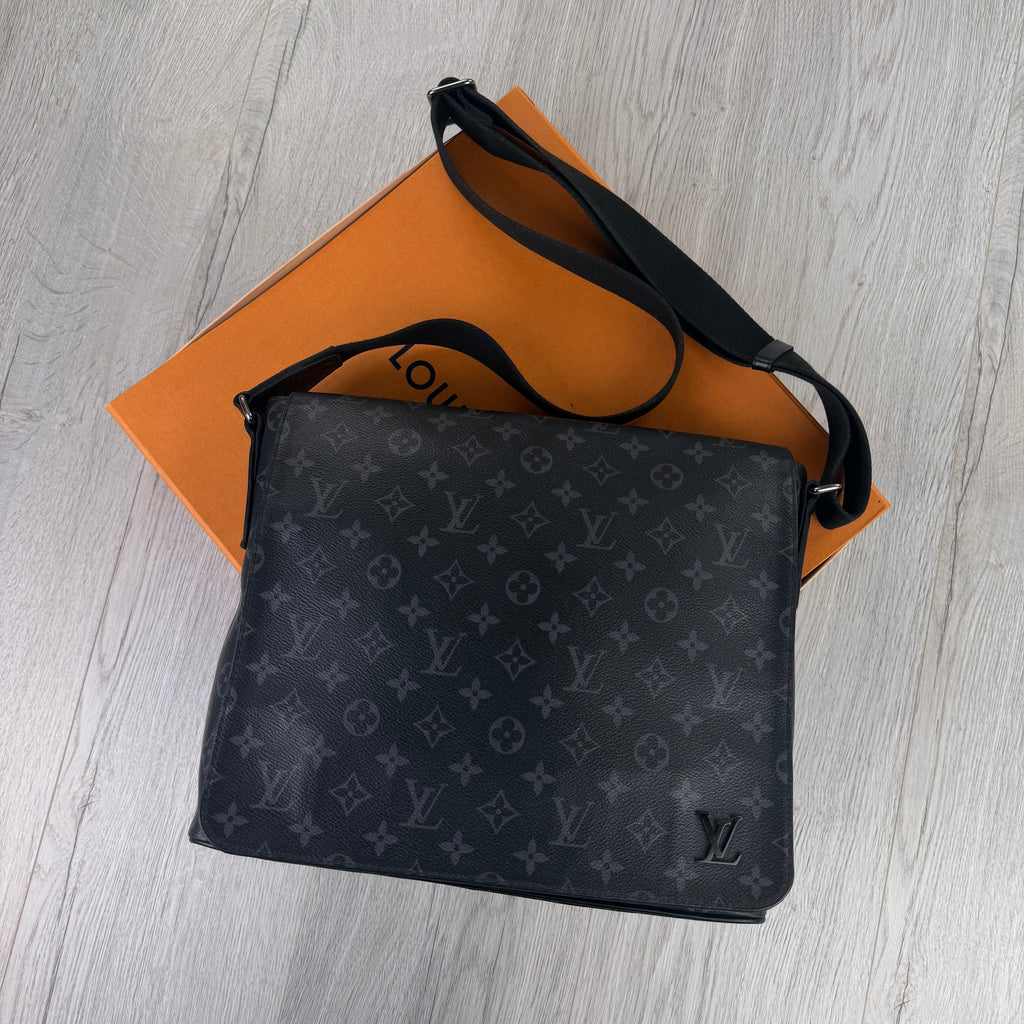 Louis Vuitton Men’s Large Black District MM Messenger Bag