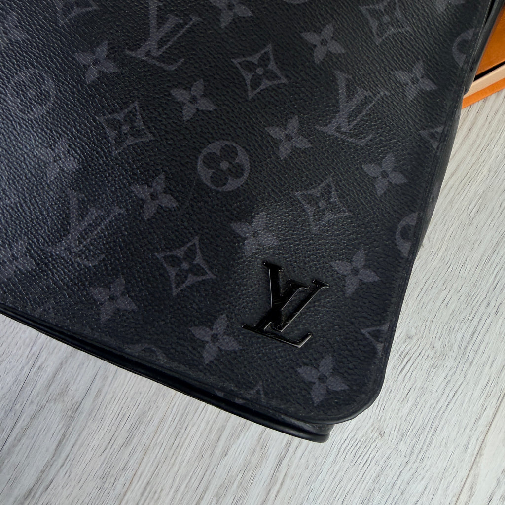 Louis Vuitton Men’s Large Black District MM Messenger Bag