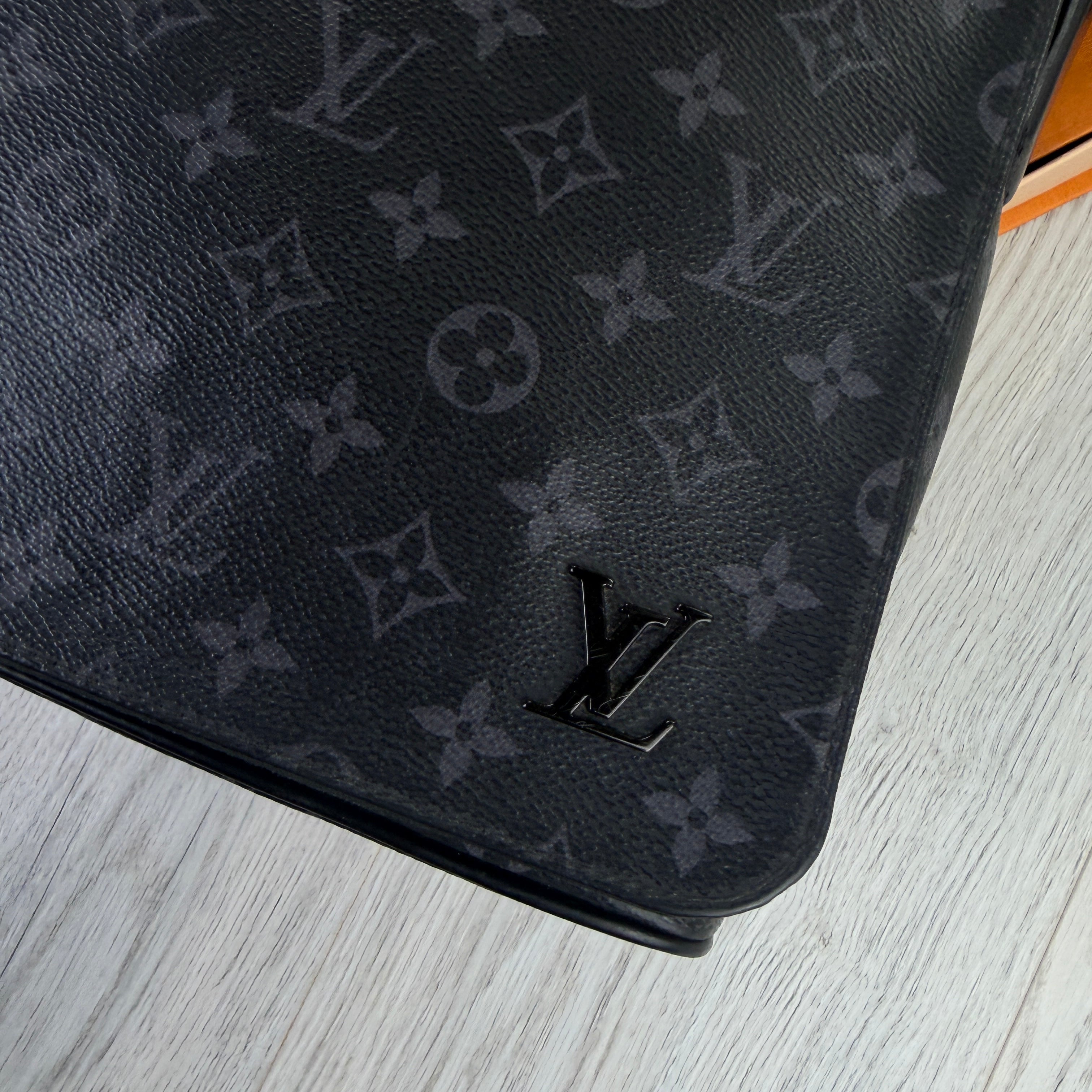 Louis Vuitton Men’s Large Black District MM Messenger Bag