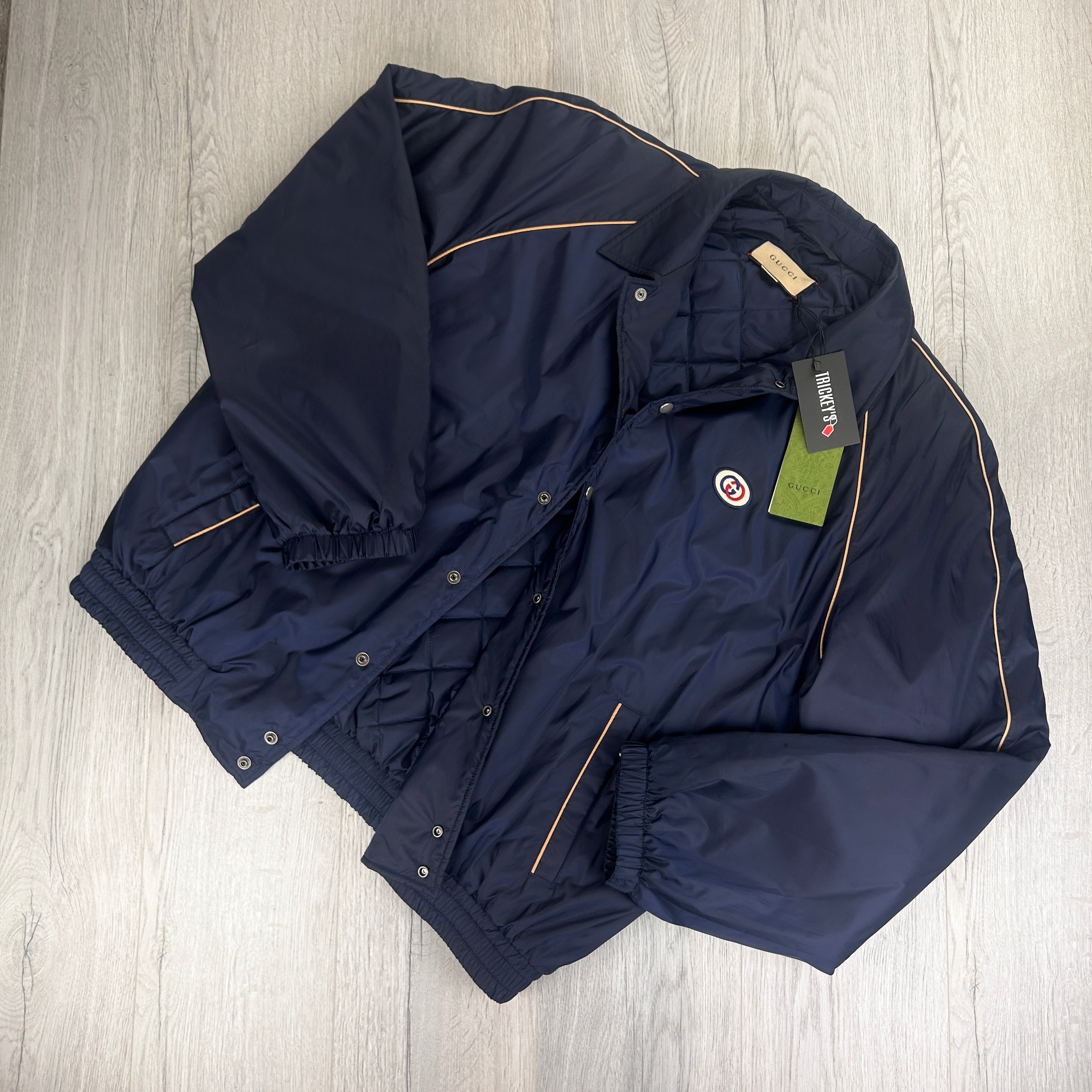 GUCCI ネイビー ジャンパー Gucci Men's Navy Button-up Bomber Jacket - 58 – Trickey.store
