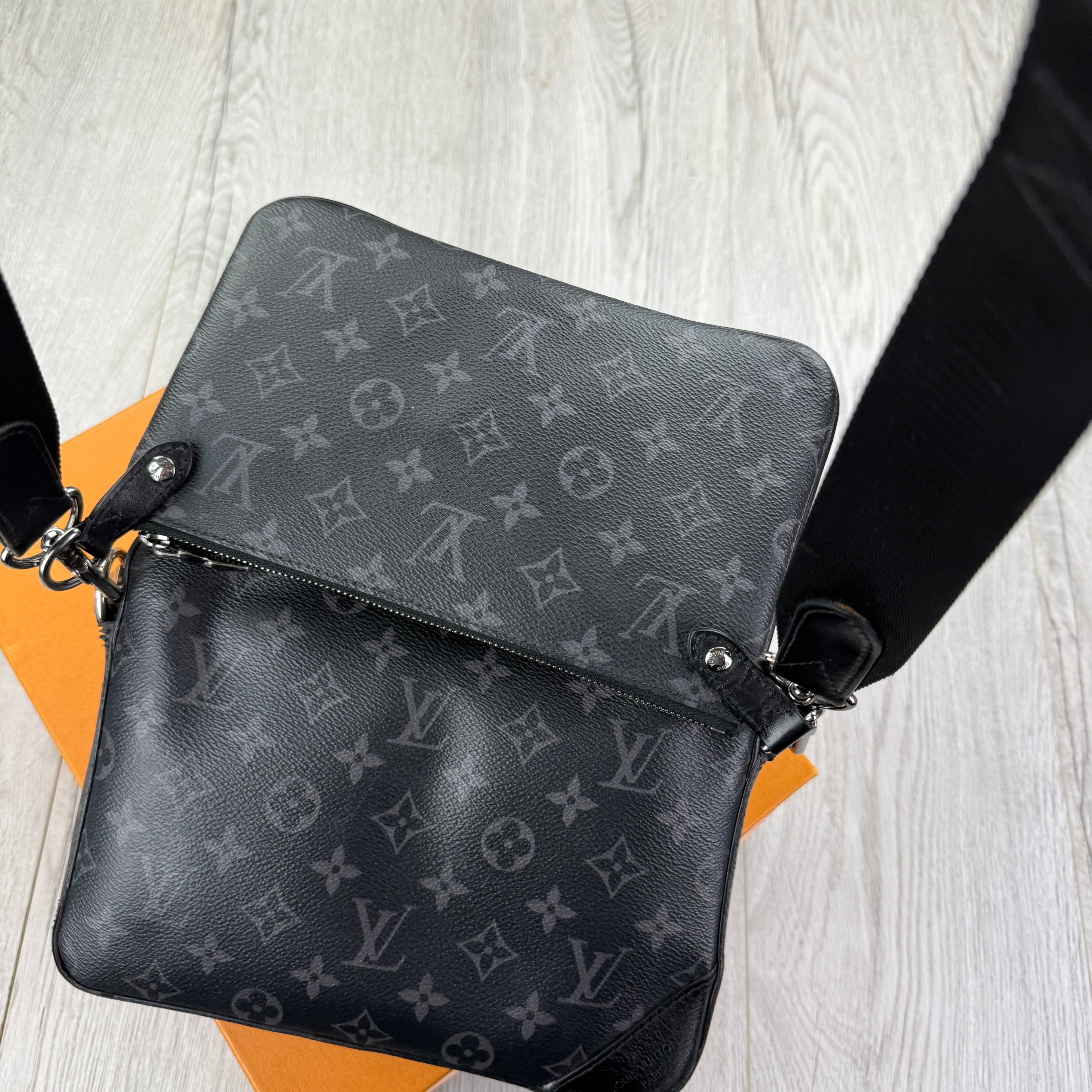 Trio messenger cloth weekend bag Louis Vuitton Purple in Cloth - 46679846