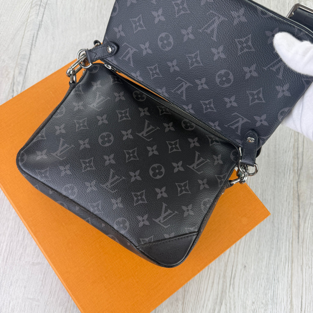 Louis Vuitton Men’s Monogram Trio Messenger Bag
