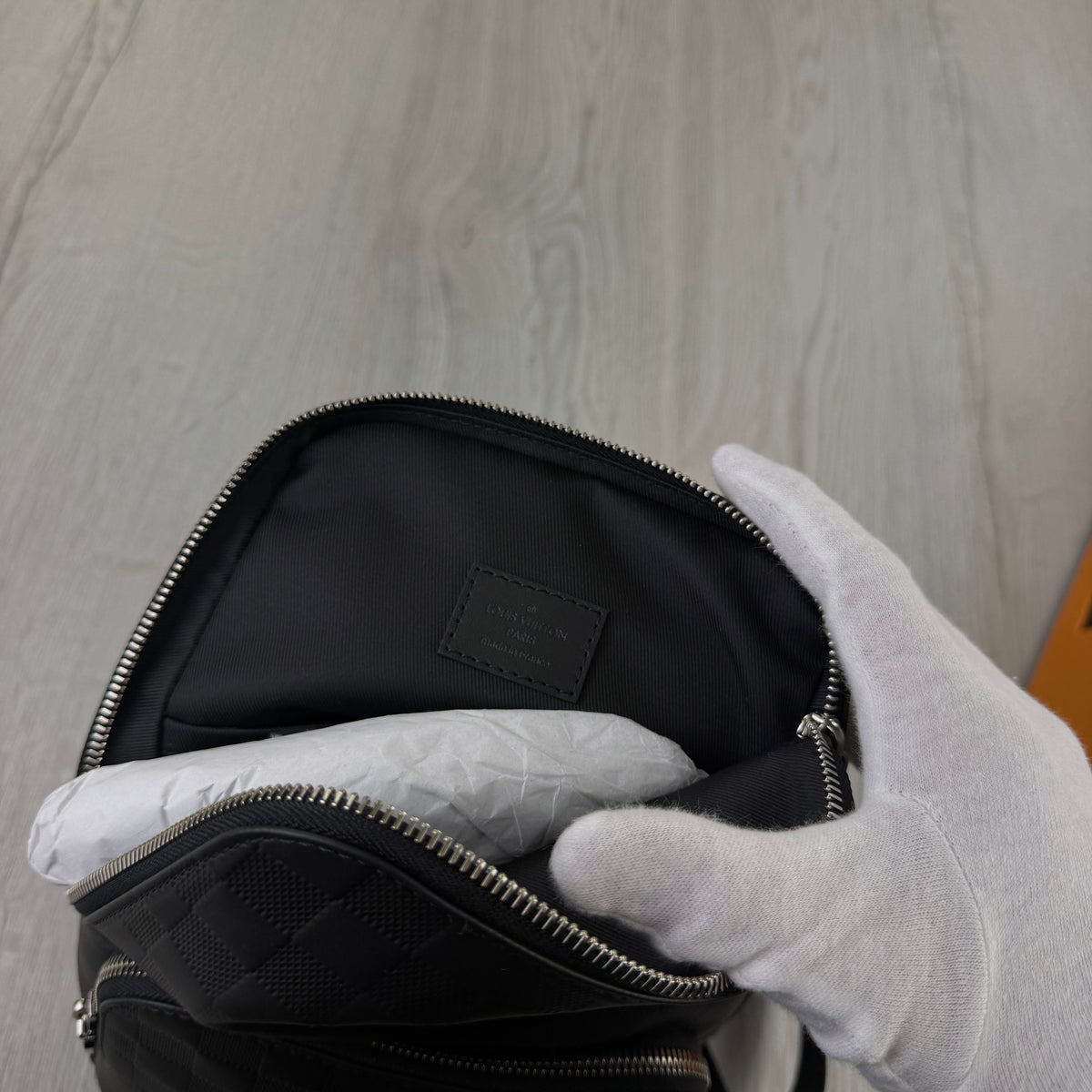 Louis Vuitton Men’s Damier Avenue Sling Side Bag