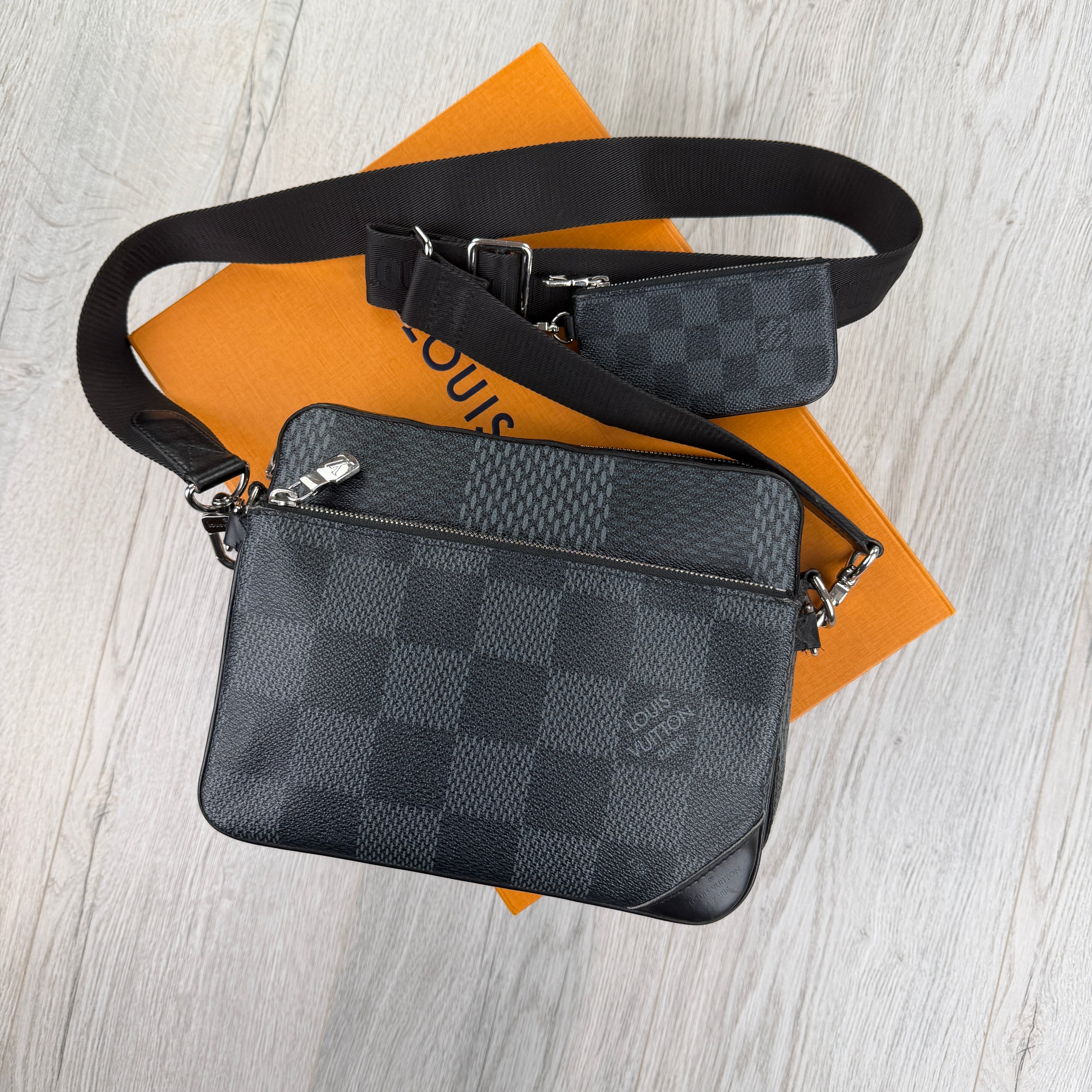 Louis Vuitton Men’s Damier Trio Messenger Bag