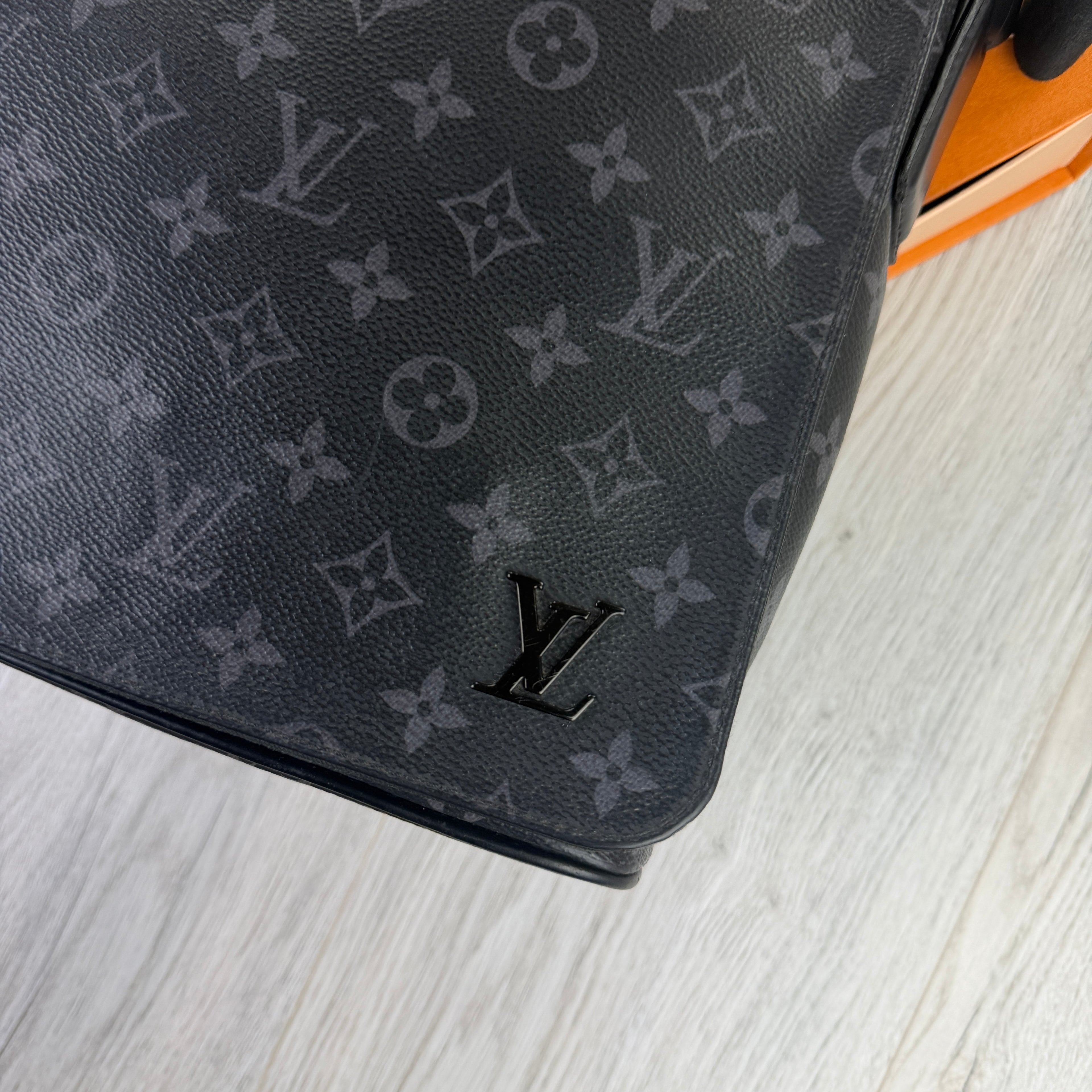 Louis Vuitton Men’s Large Black District MM Messenger Bag