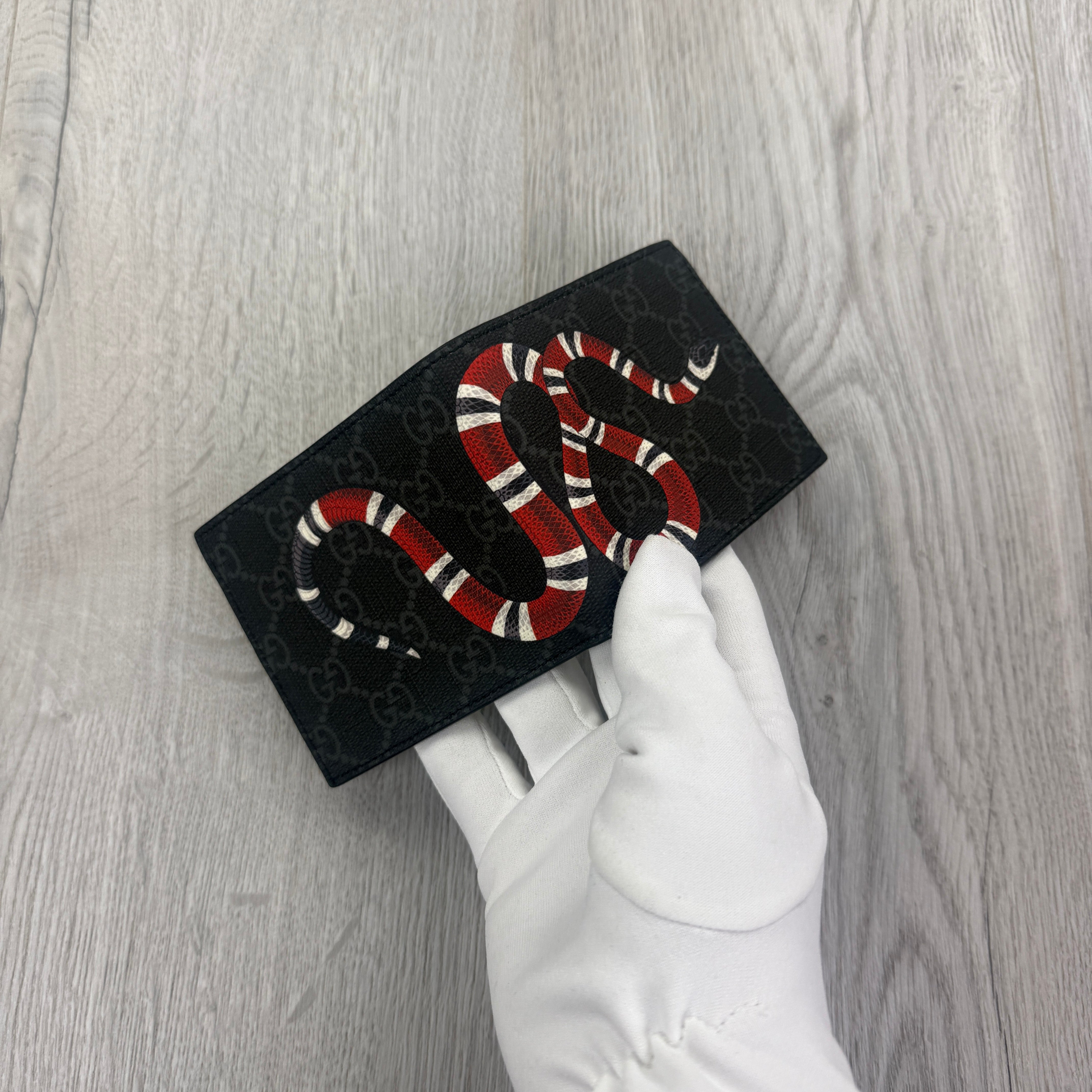 【最終値下げ✨️】GUCCI 蛇柄 GG Supreme Wallet Black Gucci Men's Black GG Supreme Kingsnake Wallet – Trickey.store