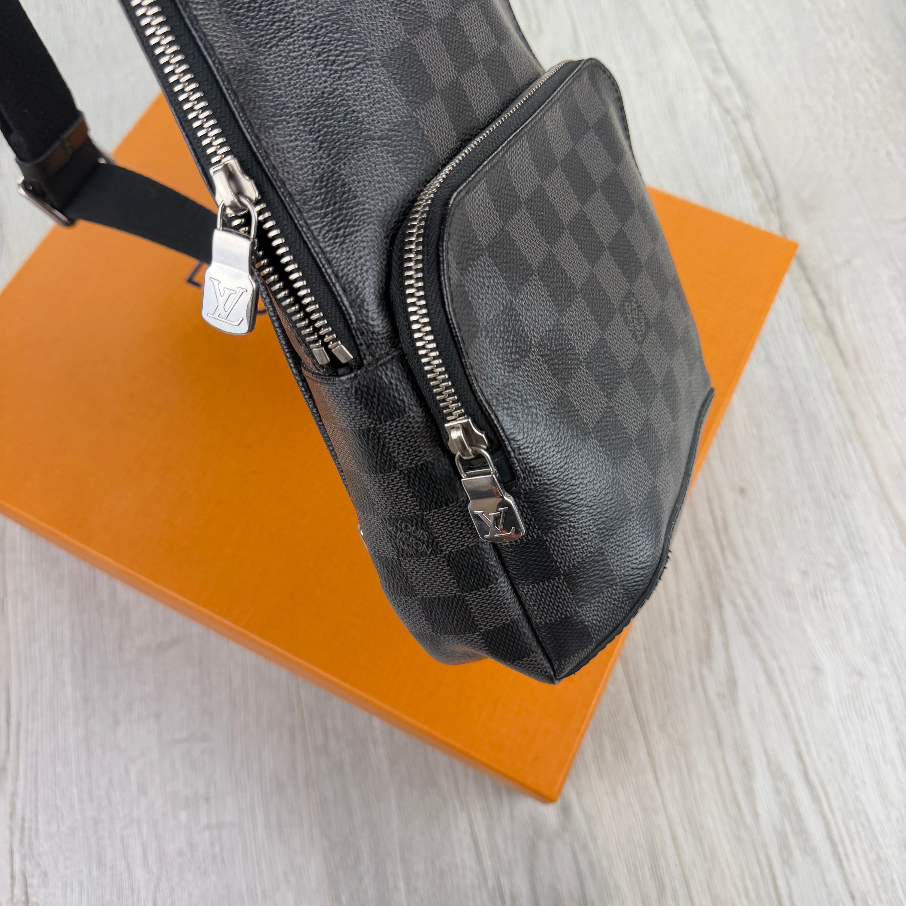 Louis Vuitton Men’s Damier Avenue Sling Side Bag