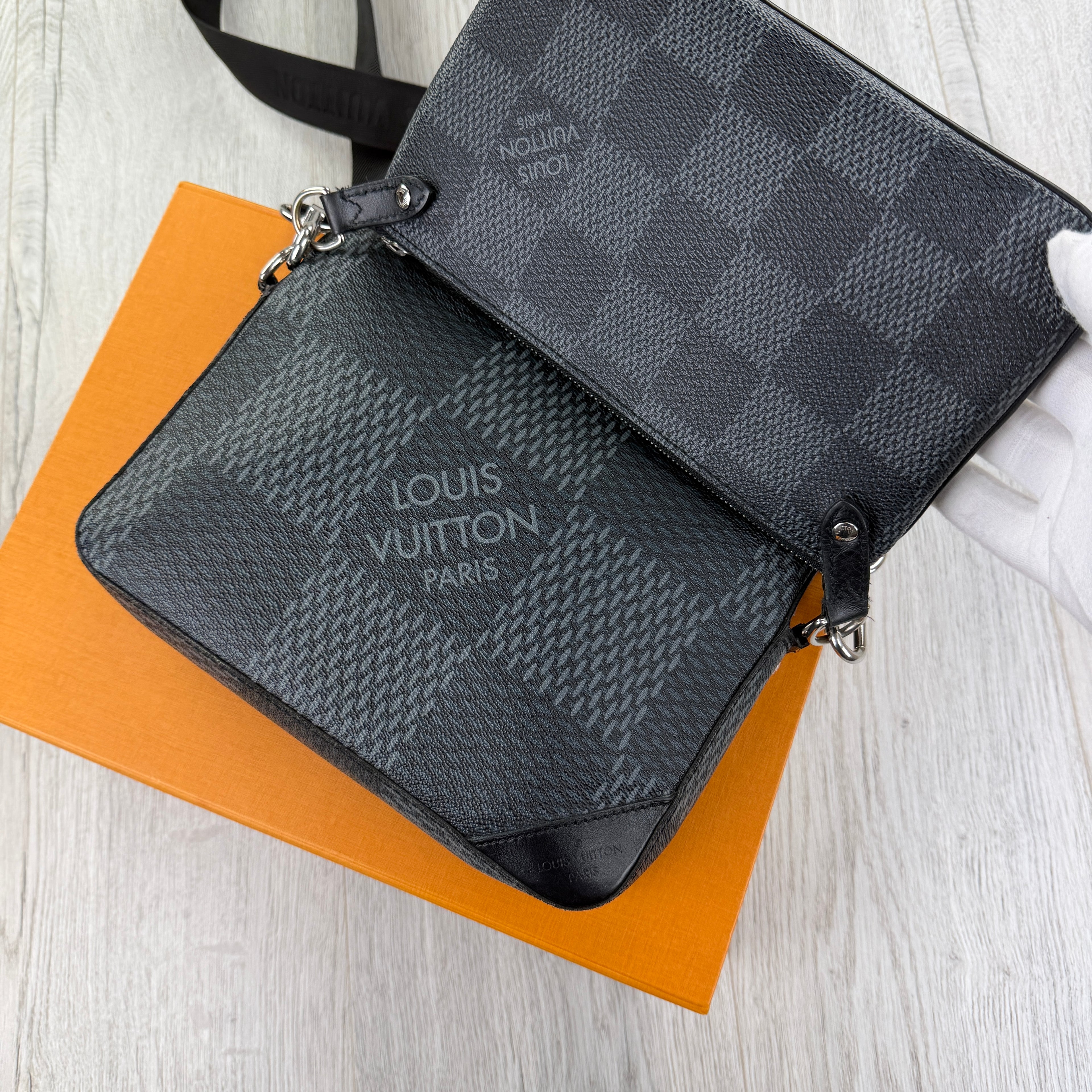 Louis Vuitton Men’s Damier Trio Messenger Bag