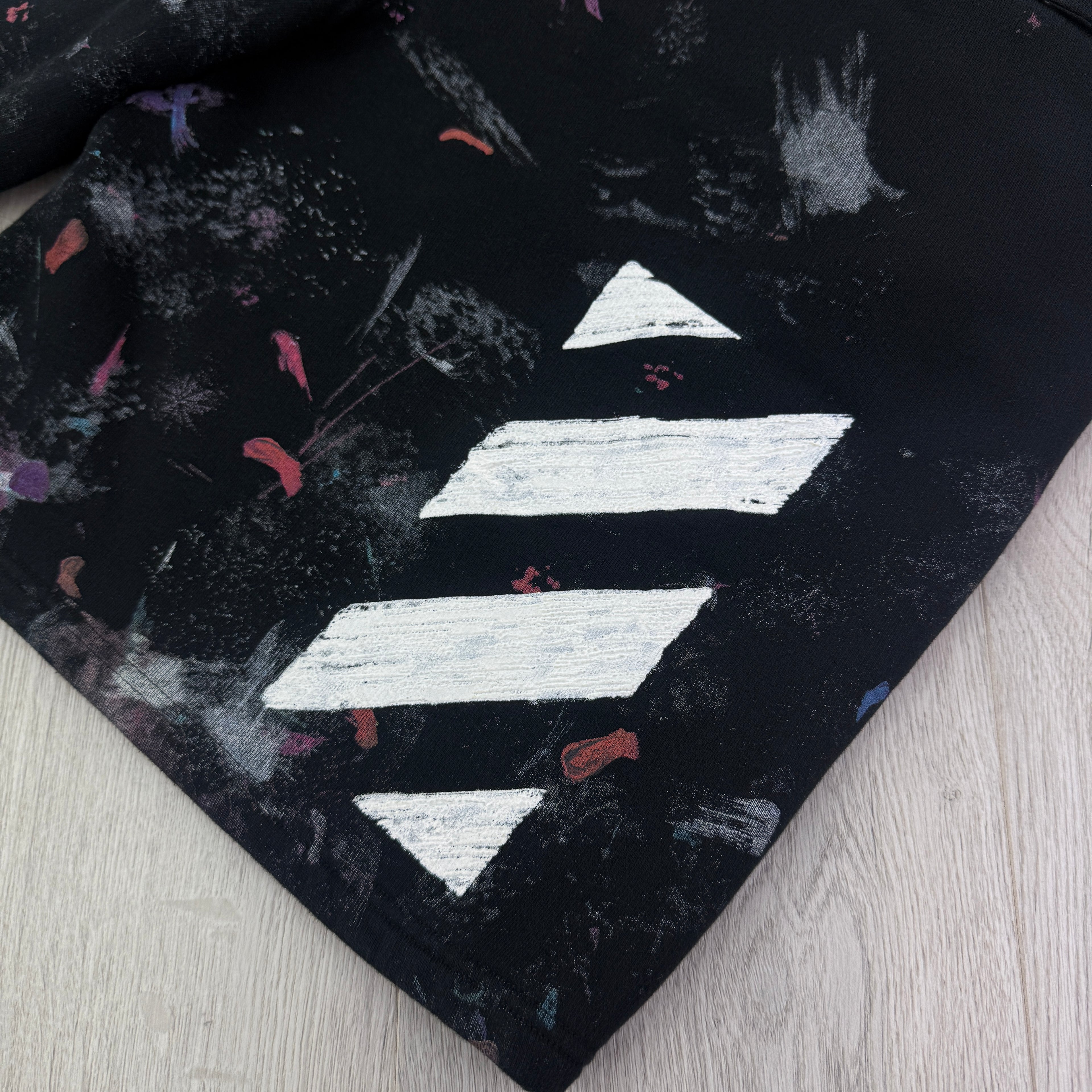 Off White Men’s Distressed ‘Seeing Things’ Jersey Shorts - Medium